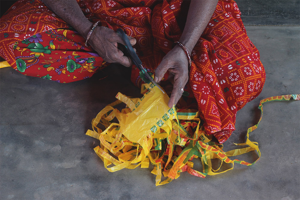 Théla Process - cutting the plastic bags into yarn